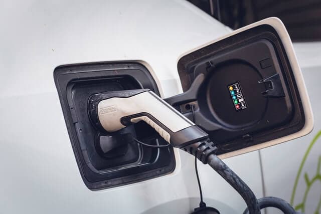 Gefährdungsbeurteilung und Fahrerunterweisung bei E-Mobilität