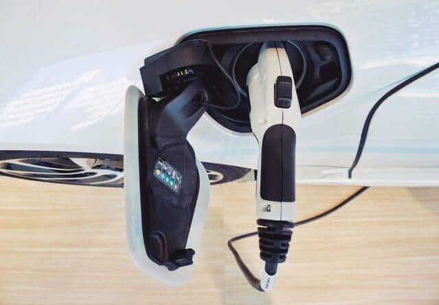 Laden oder Tanken? Warum sich ein E-Auto finanziell lohnen kann