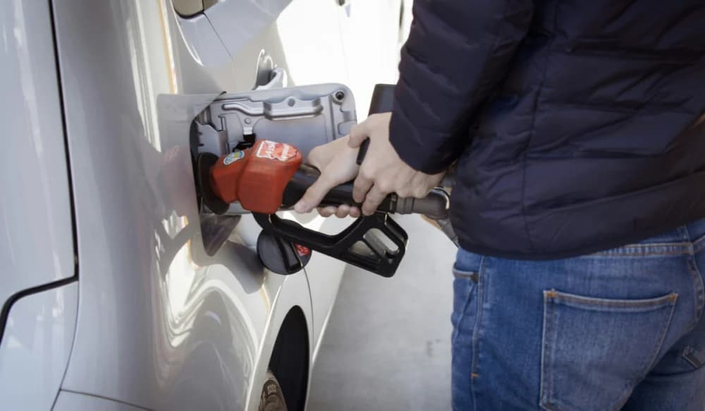 Steuerbefreiung für Verbrenner: E-Fuels als Hoffnungsträger?